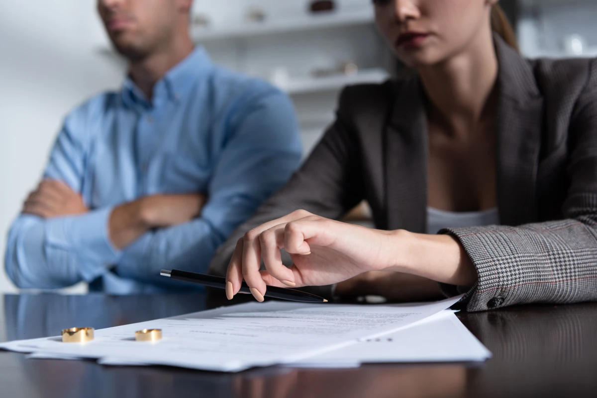 Divorce à l'amiable ou contentieux : Choisir la meilleure voie pour votre séparation