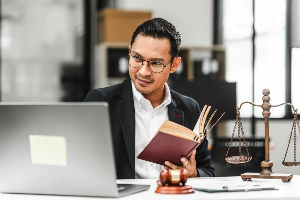 L'avocat et l'expertise pénale : un duo indispensable pour une défense efficace